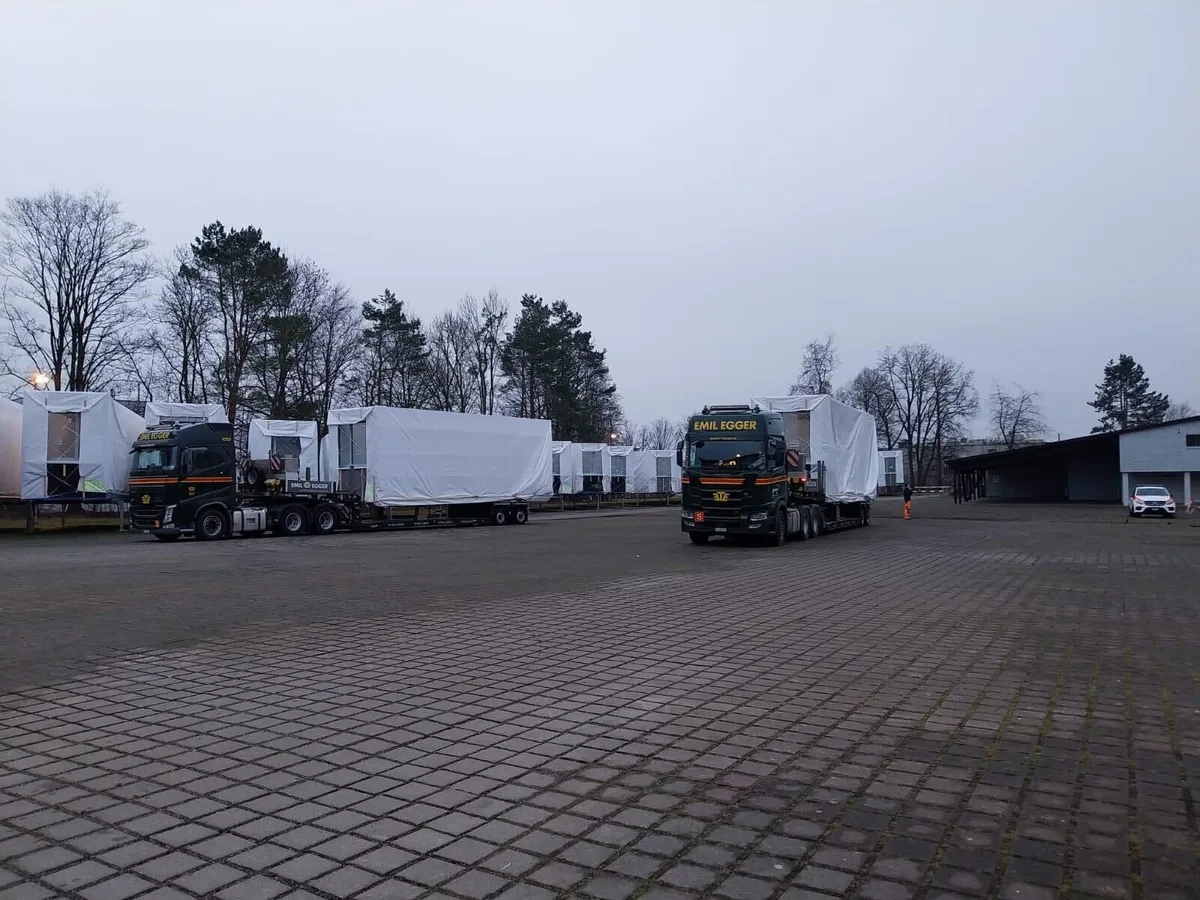 Ein Lastwagen transportiert ein Holzmodul.